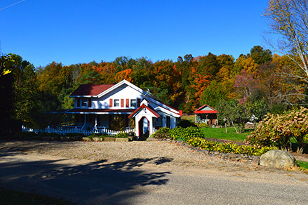 A view of the front of the Mohican Farmhouse, a nightly rental located near Mohican State Park