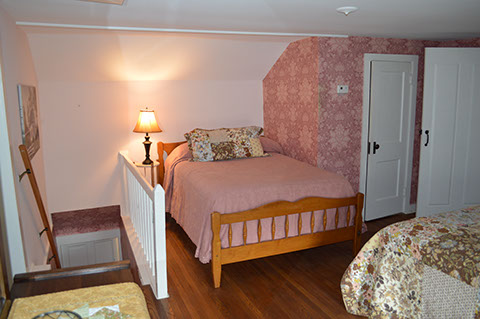 A queen bed allows for extra guests in this cottage rental near Loudonville, Ohio.