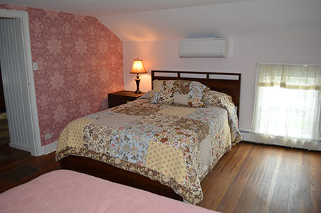 A queen bed allows for extra guests in this cottage rental near Loudonville, Ohio.
