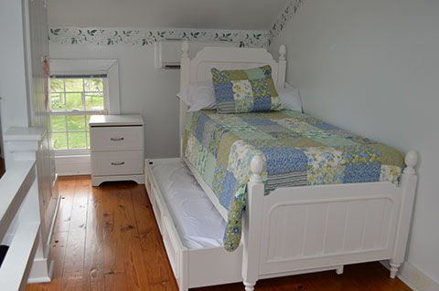 A queen bed allows for extra guests in this cottage rental near Loudonville, Ohio.